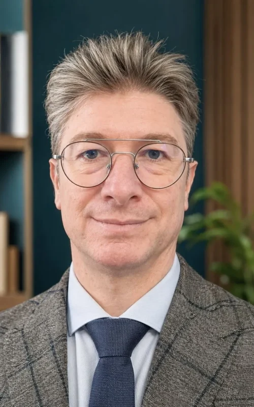 Mario Conte, Founder di Athena Company, in un ritratto professionale in ufficio.